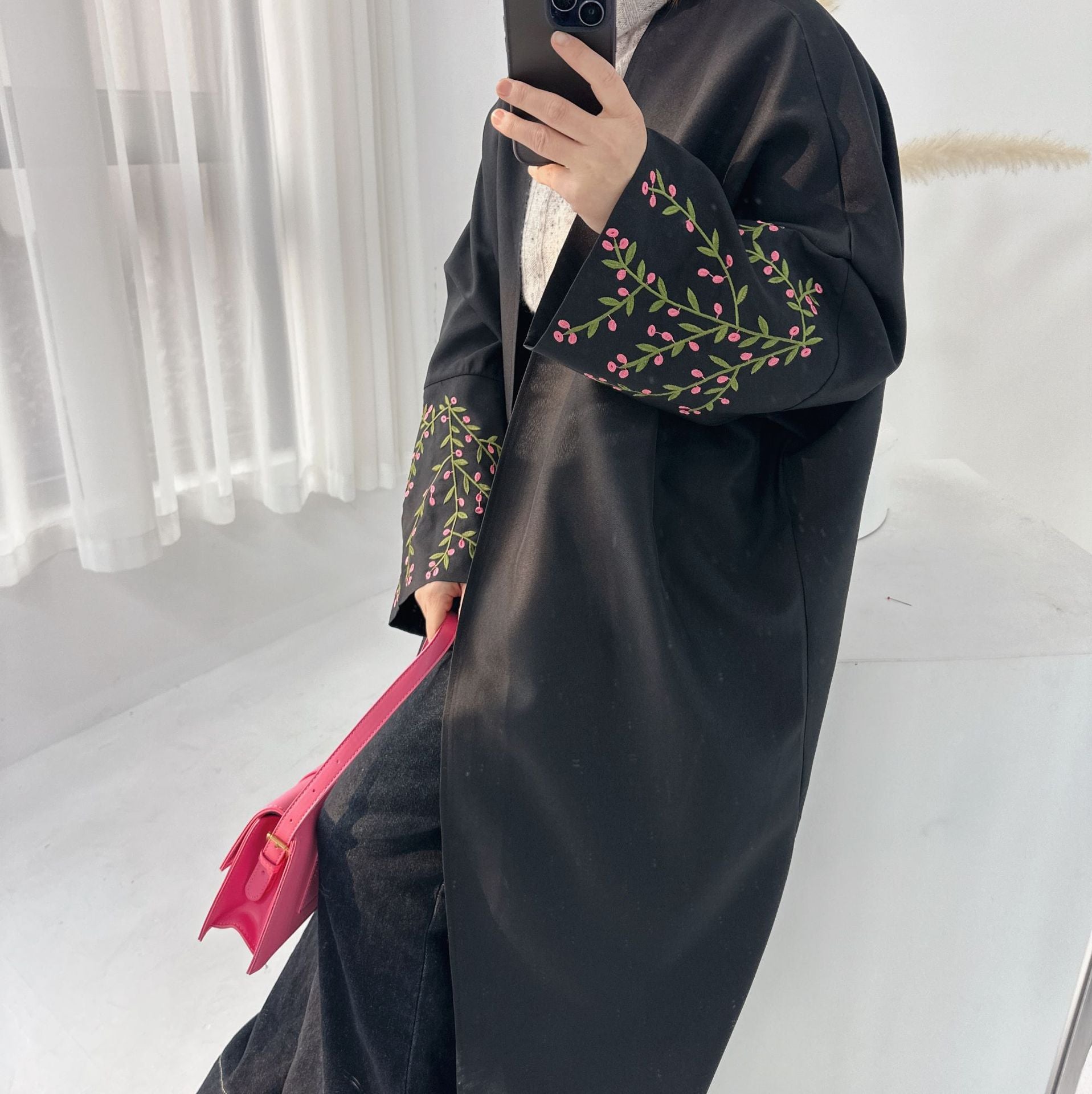 Cardigan Tia avec manche brodés fleurie - kanissah Collection Abaya Cardigan